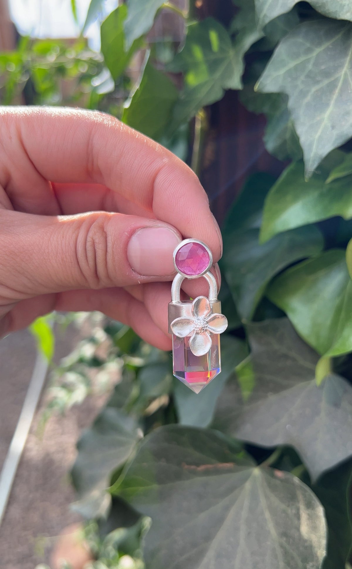 Amuleto flor raíz de rubí