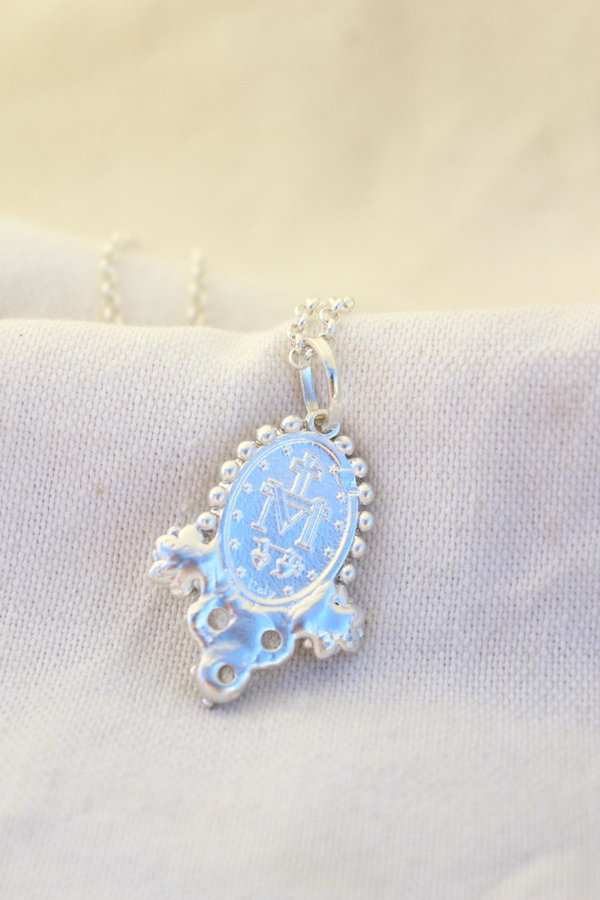 Collar virgen de los milagros rosas
