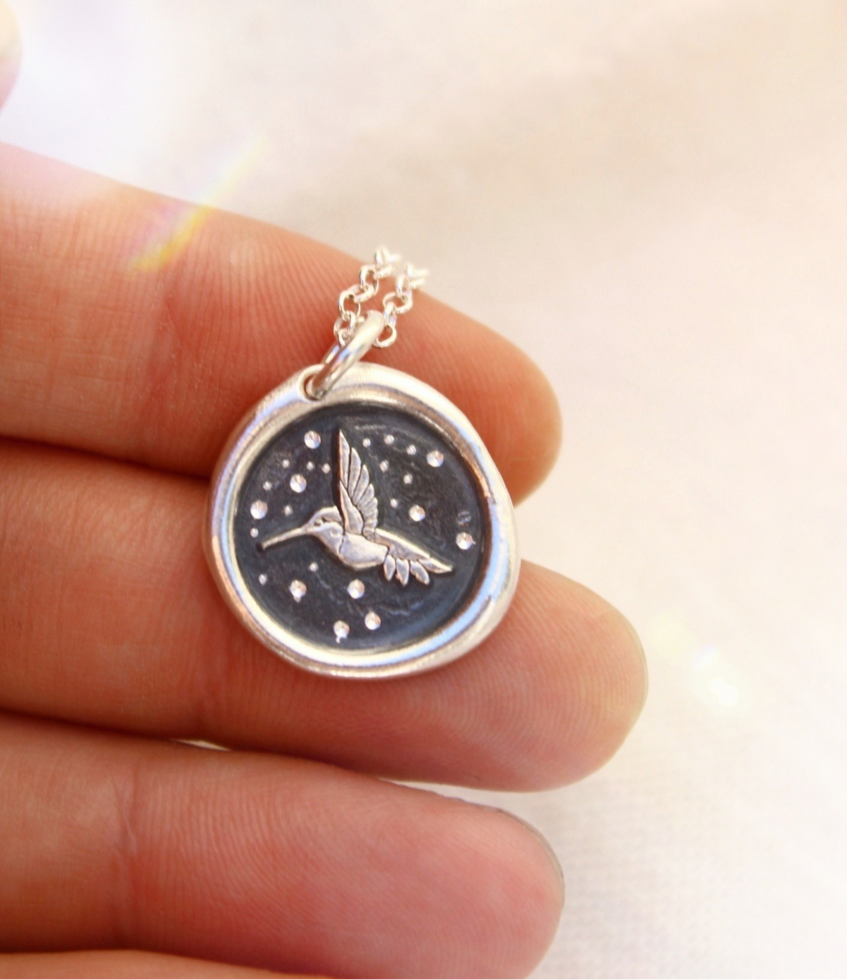 Collar medalla colibrí noche estrellada