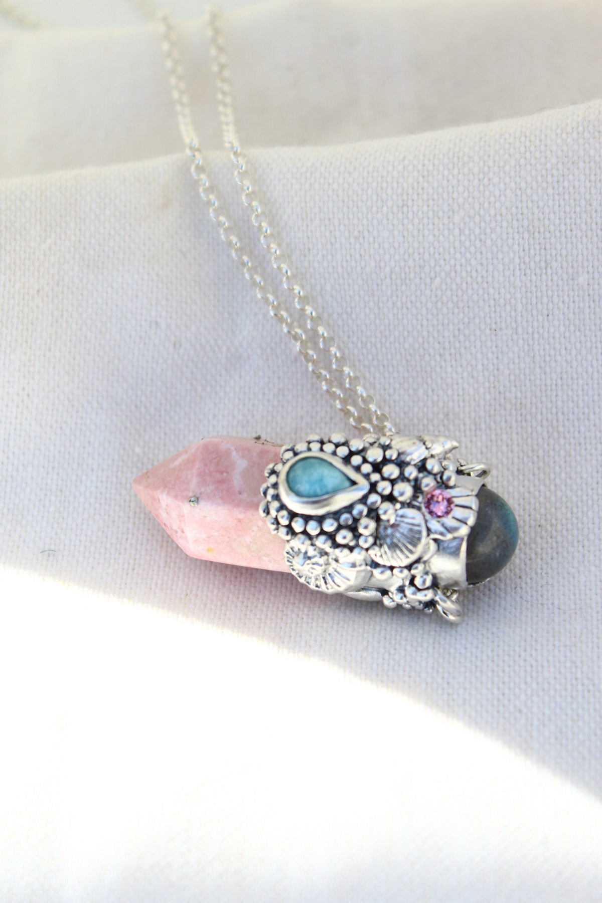 Amuleto rodonita larimar