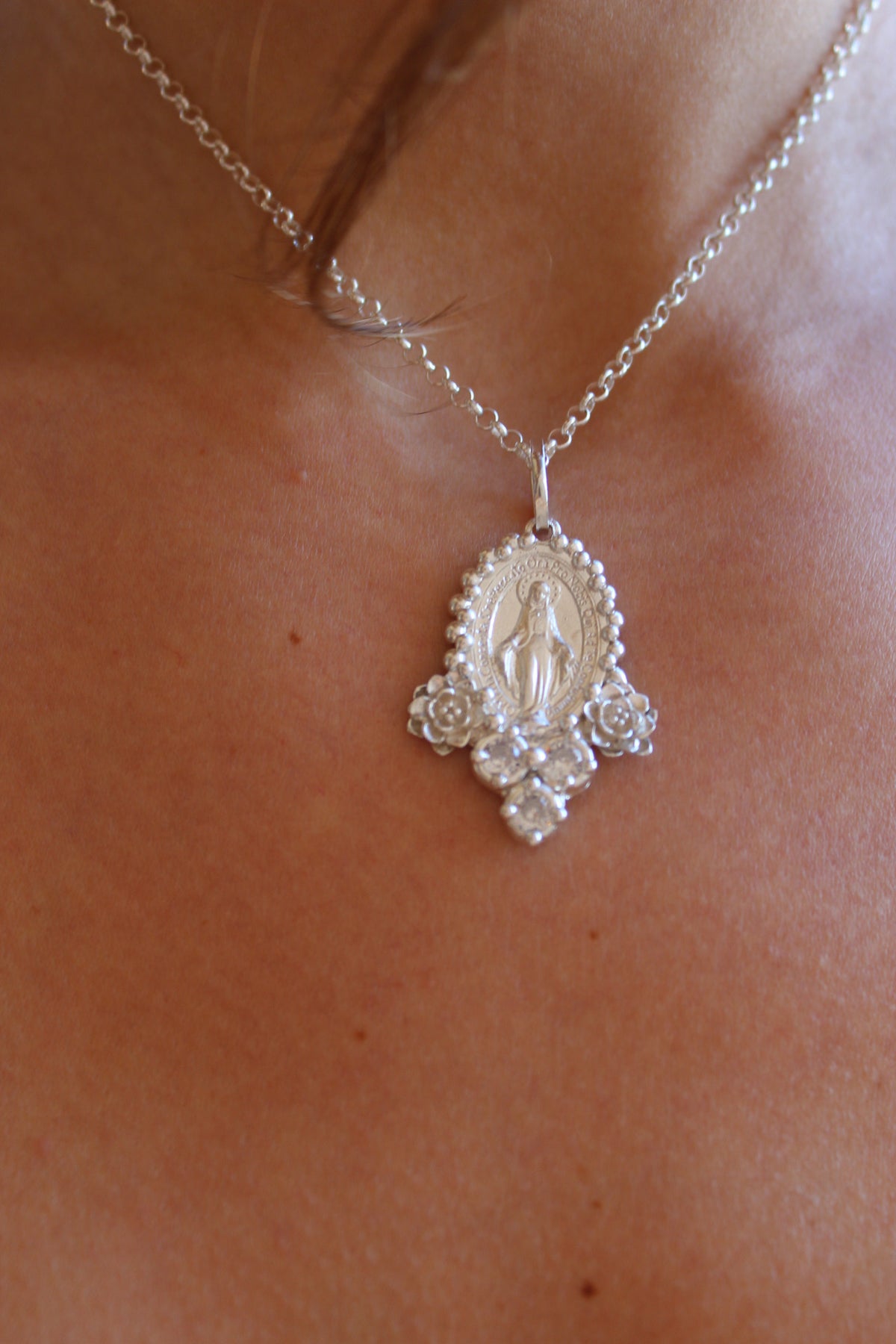 Collar virgen de los milagros rosas