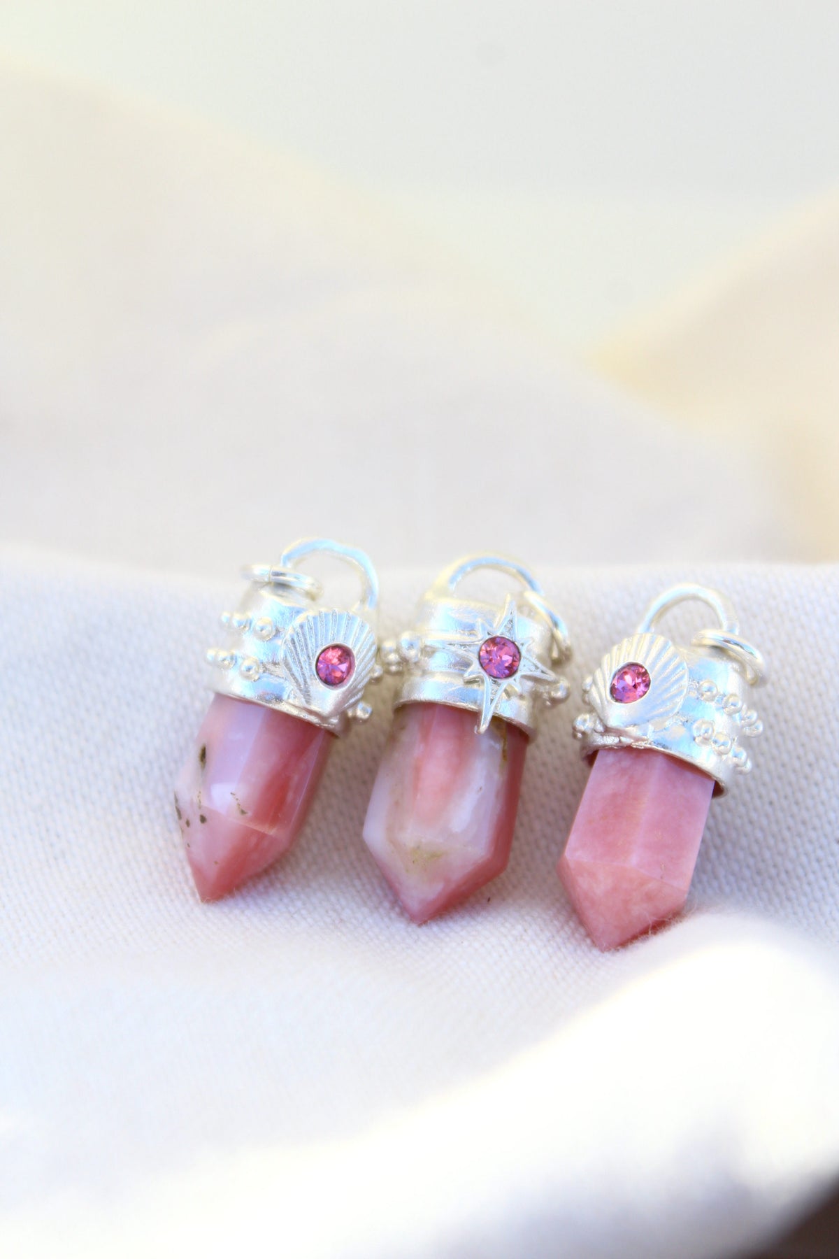 Amuleto LUCERO petit opalo rosa
