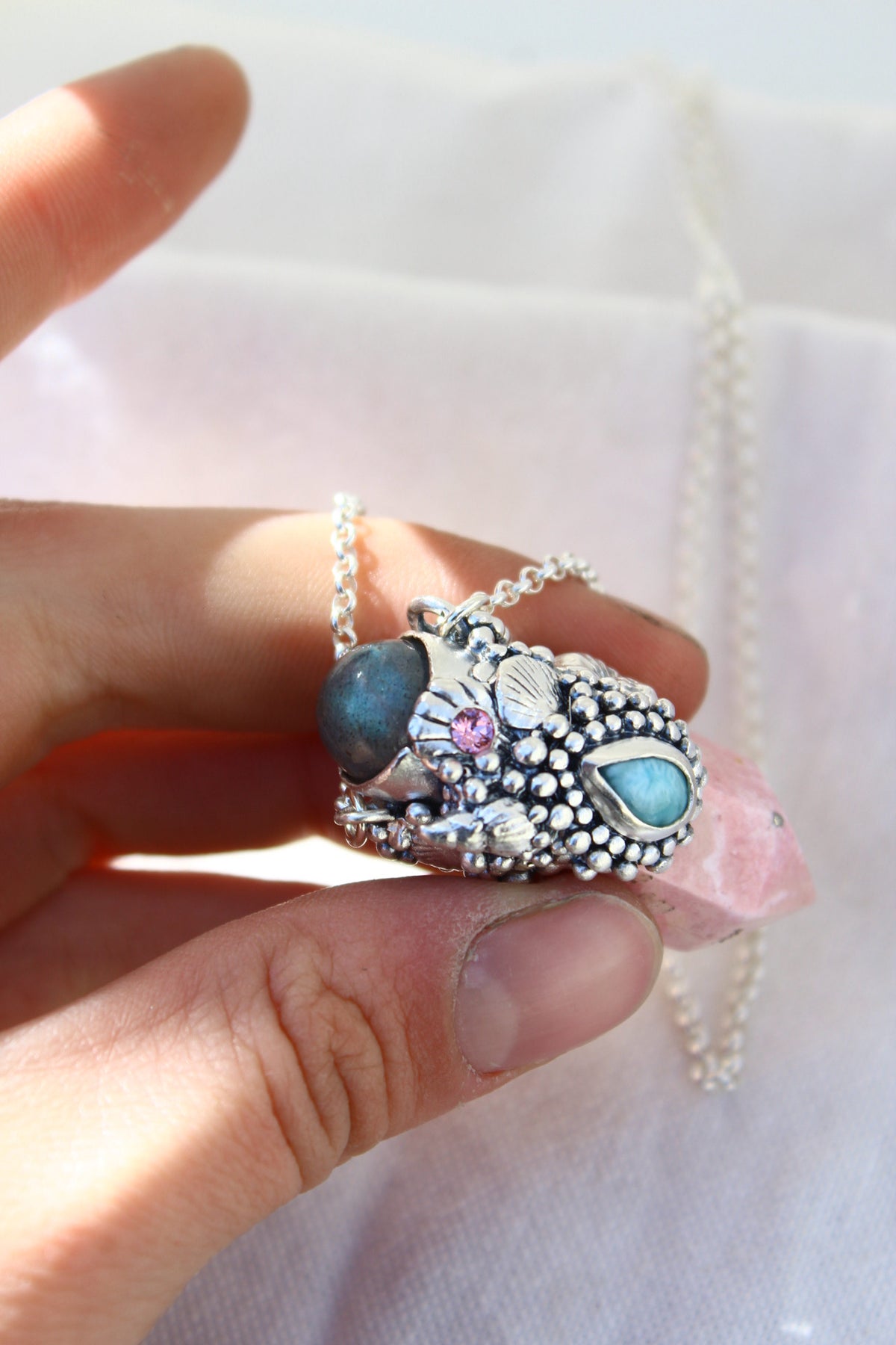 Amuleto rodonita larimar