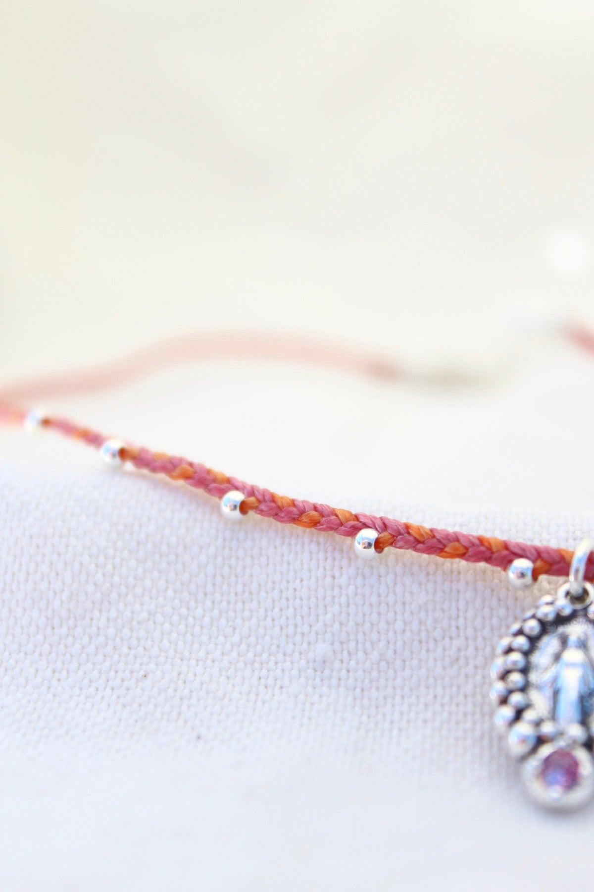 Collar virgen de los rayos naranja y rosa