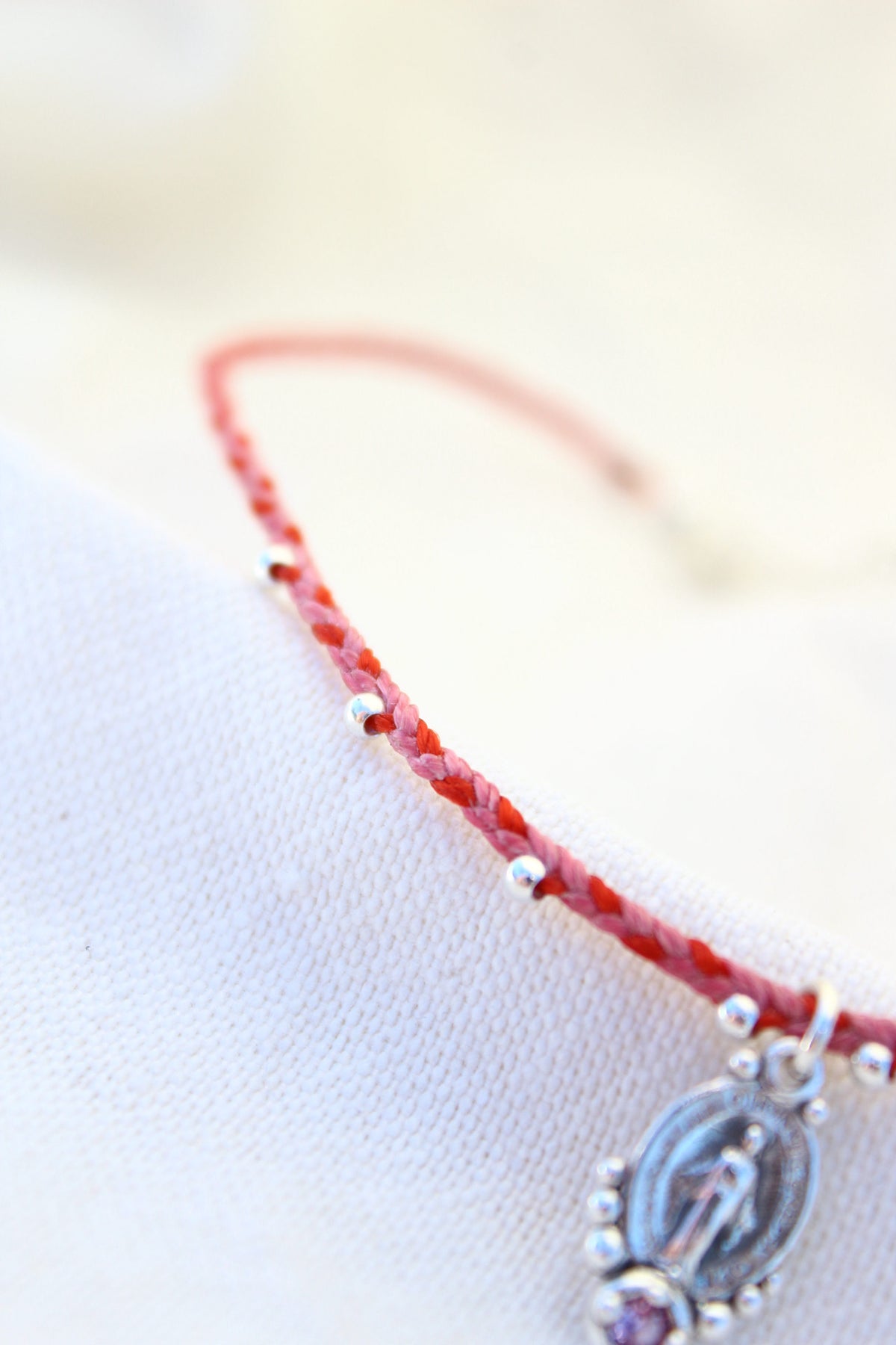 Collar virgen de los rayos tejido rojo y rosa