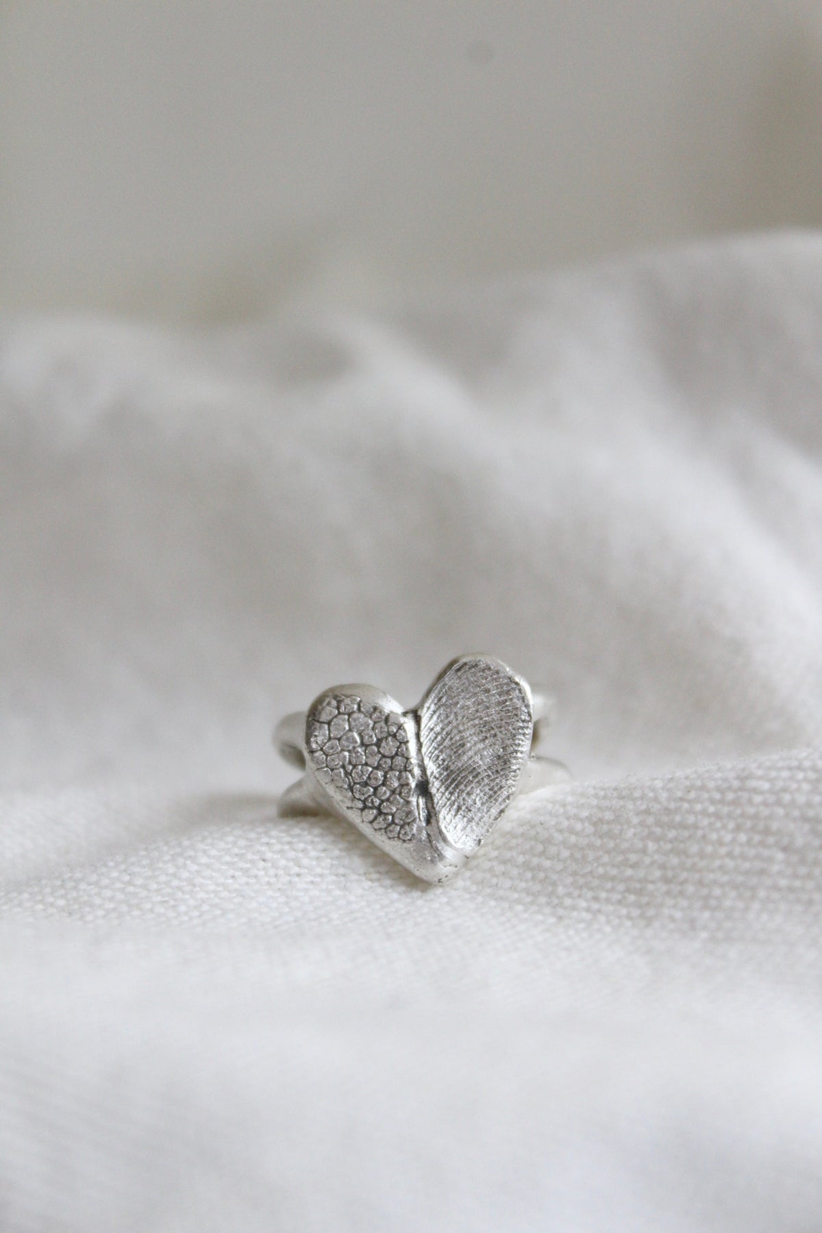 ANILLO HUELLAS CORAZÓN DOBLE