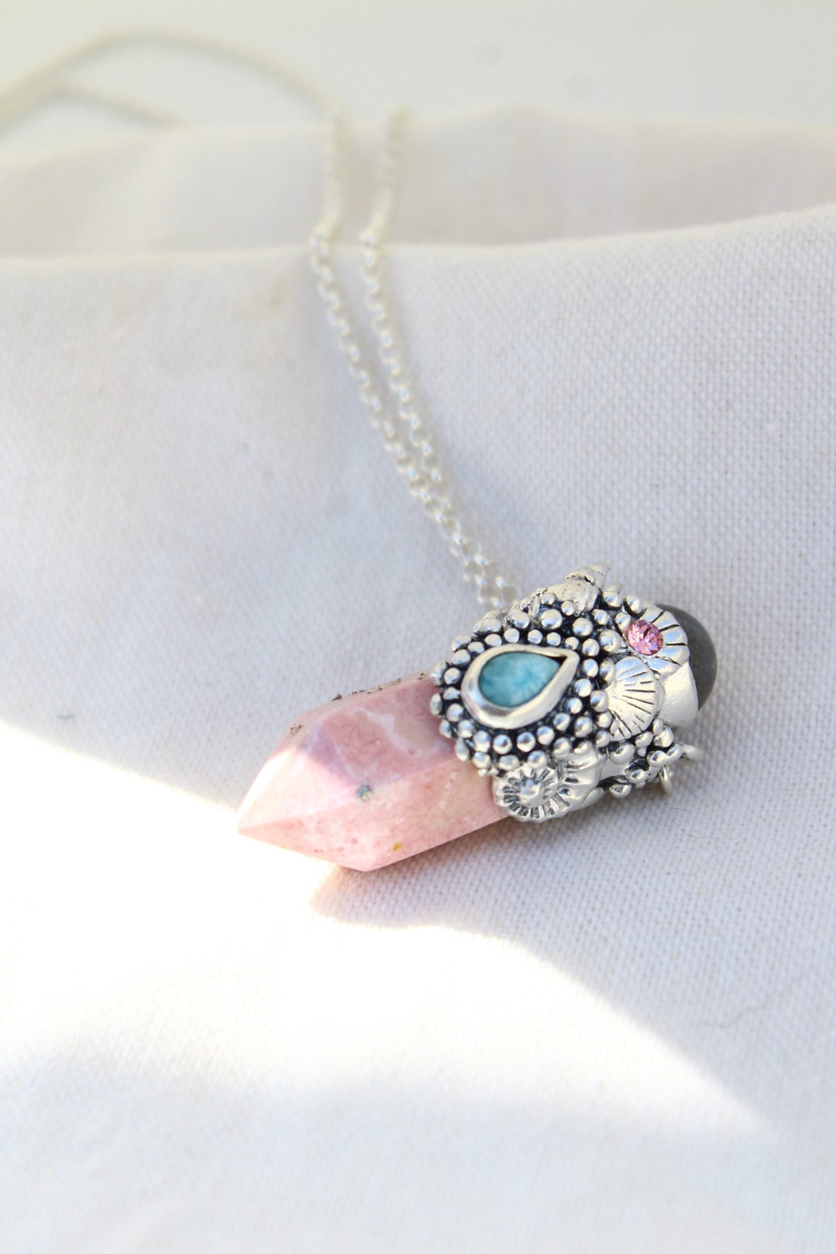 Amuleto rodonita larimar