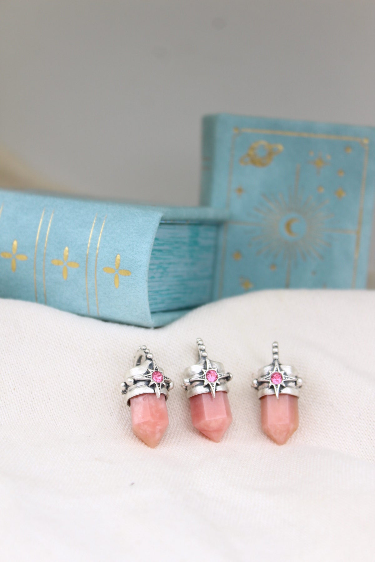 Amuleto petit ópalo rosa Lucero rosa