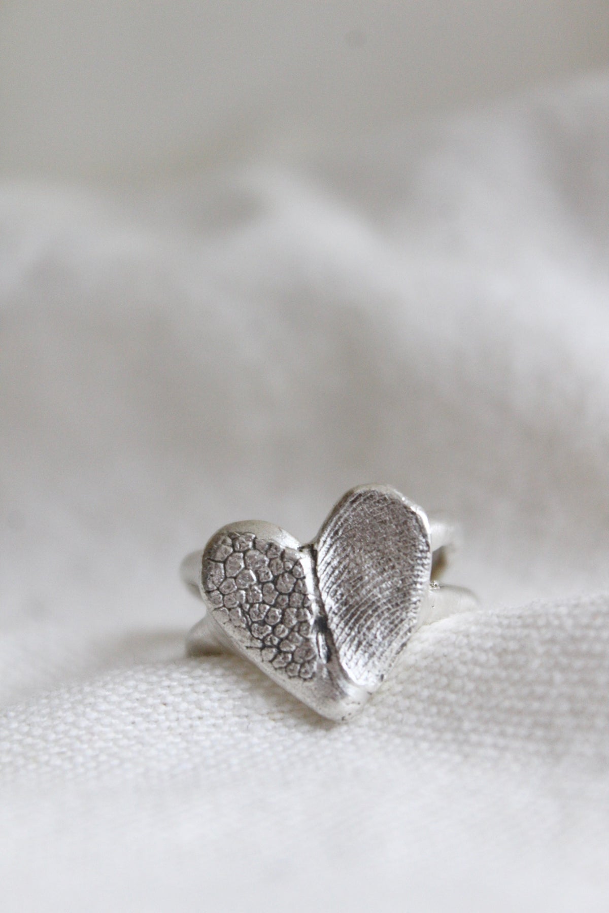 ANILLO HUELLAS CORAZÓN DOBLE