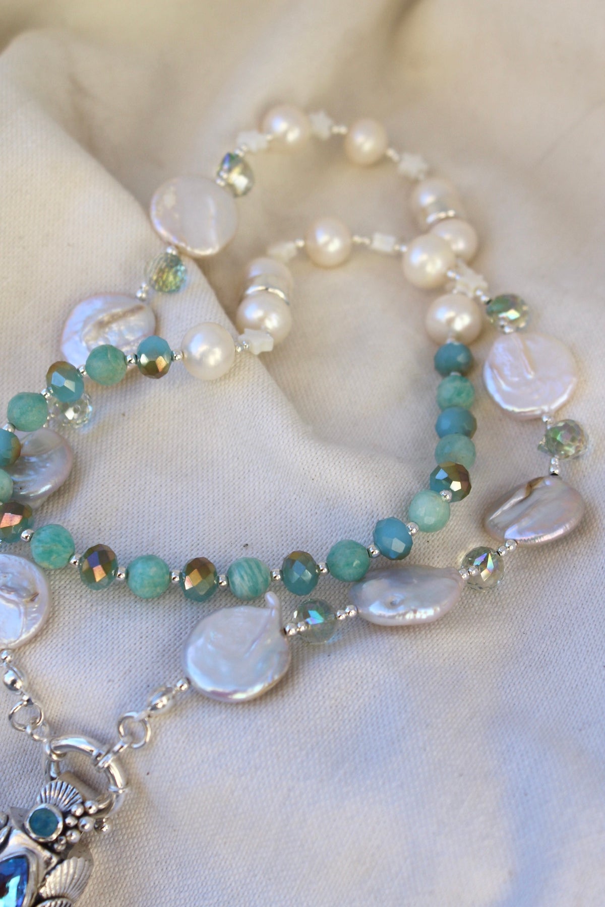 Collar perlas más amuleto