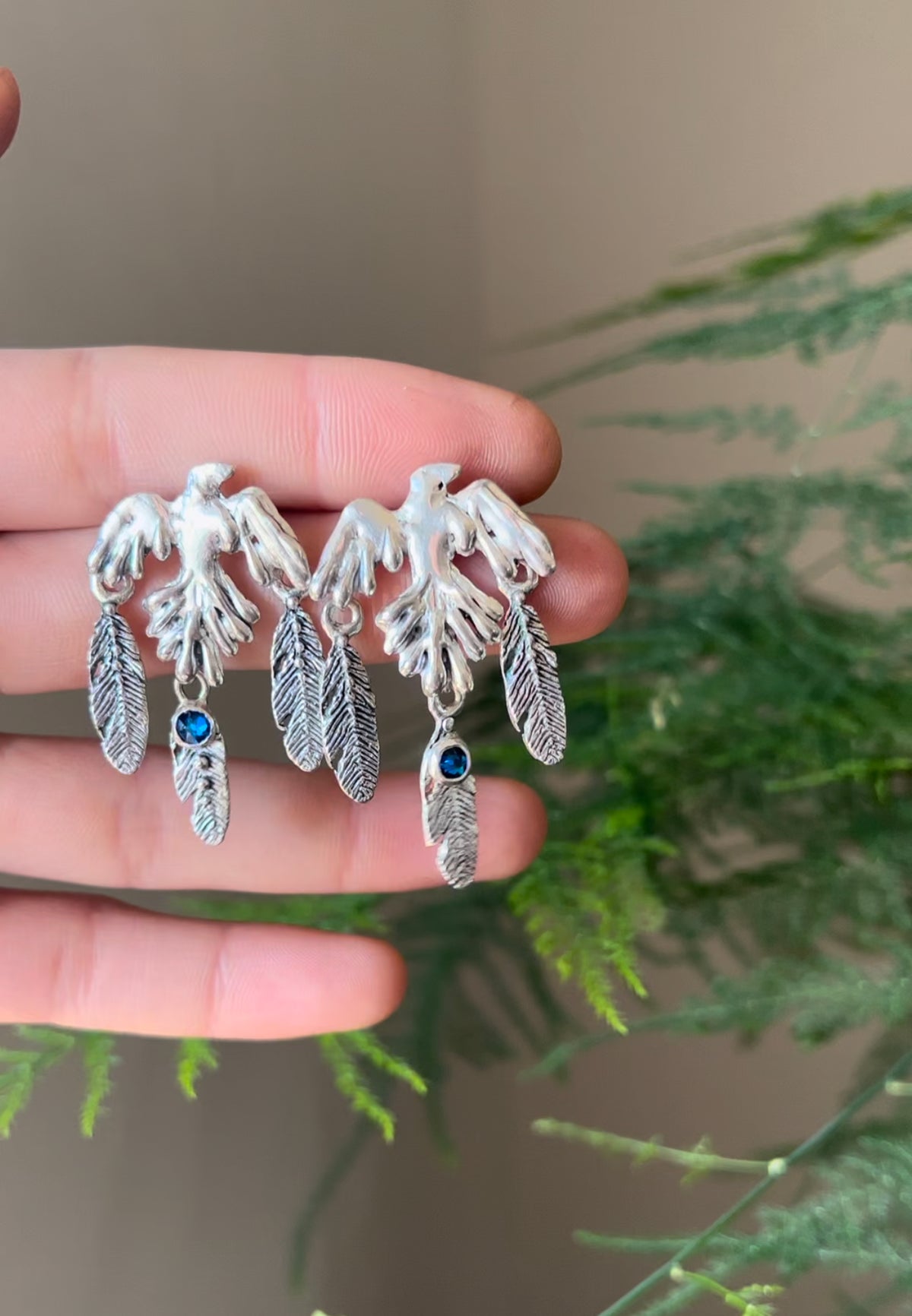 Aros águila plumas cristal azul