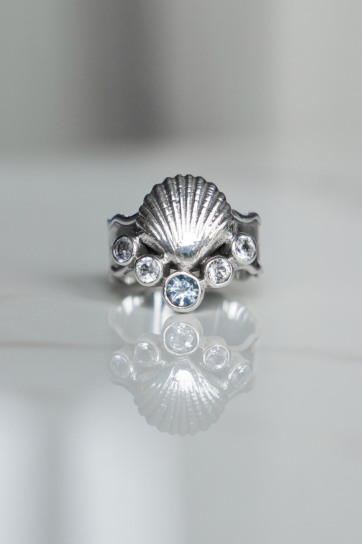 ANILLO CONMIISANKA DE PLATA DE TOPACIO BLANCO Y CELESTE