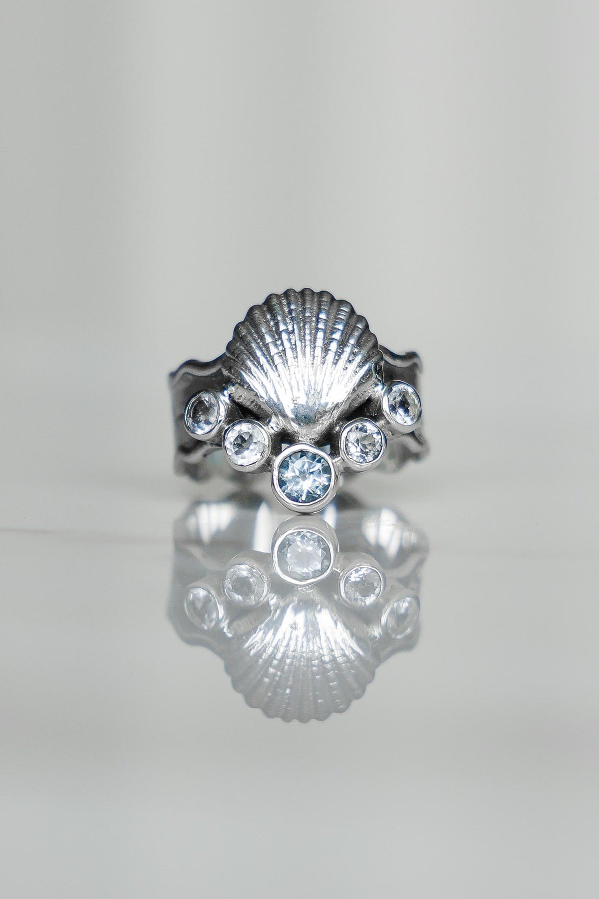 ANILLO CONMIISANKA DE PLATA DE TOPACIO BLANCO Y CELESTE