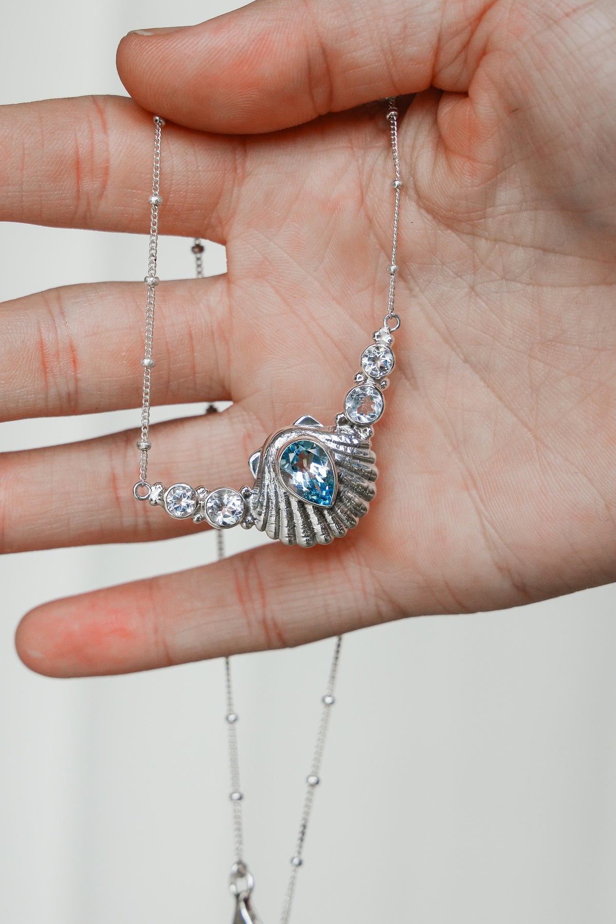 COLLAR CONMIISANKA DE PLATA DE TOPACIO BLANCO Y CELESTE