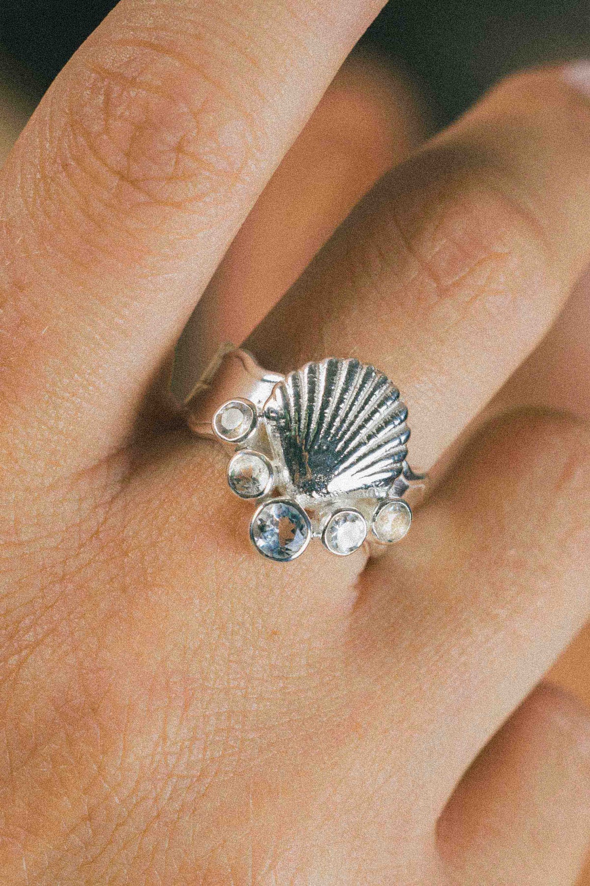 ANILLO CONMIISANKA DE PLATA DE TOPACIO BLANCO Y CELESTE