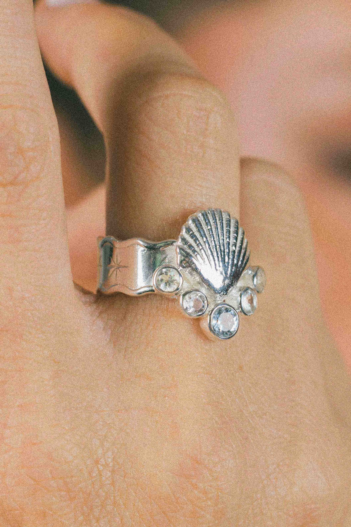 ANILLO CONMIISANKA DE PLATA DE TOPACIO BLANCO Y CELESTE