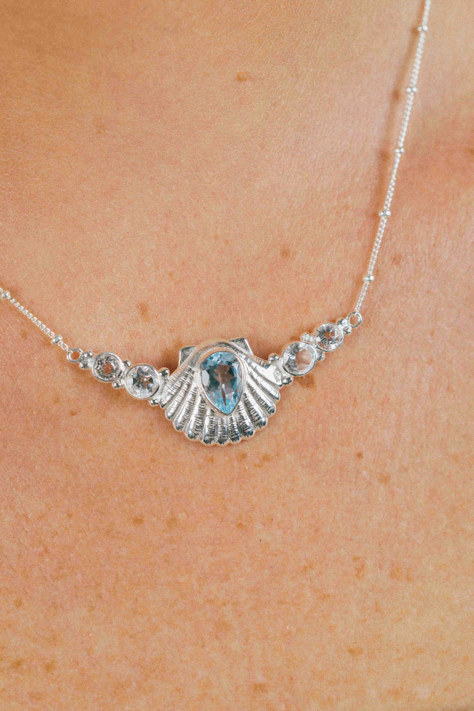 COLLAR CONMIISANKA DE PLATA DE TOPACIO BLANCO Y CELESTE