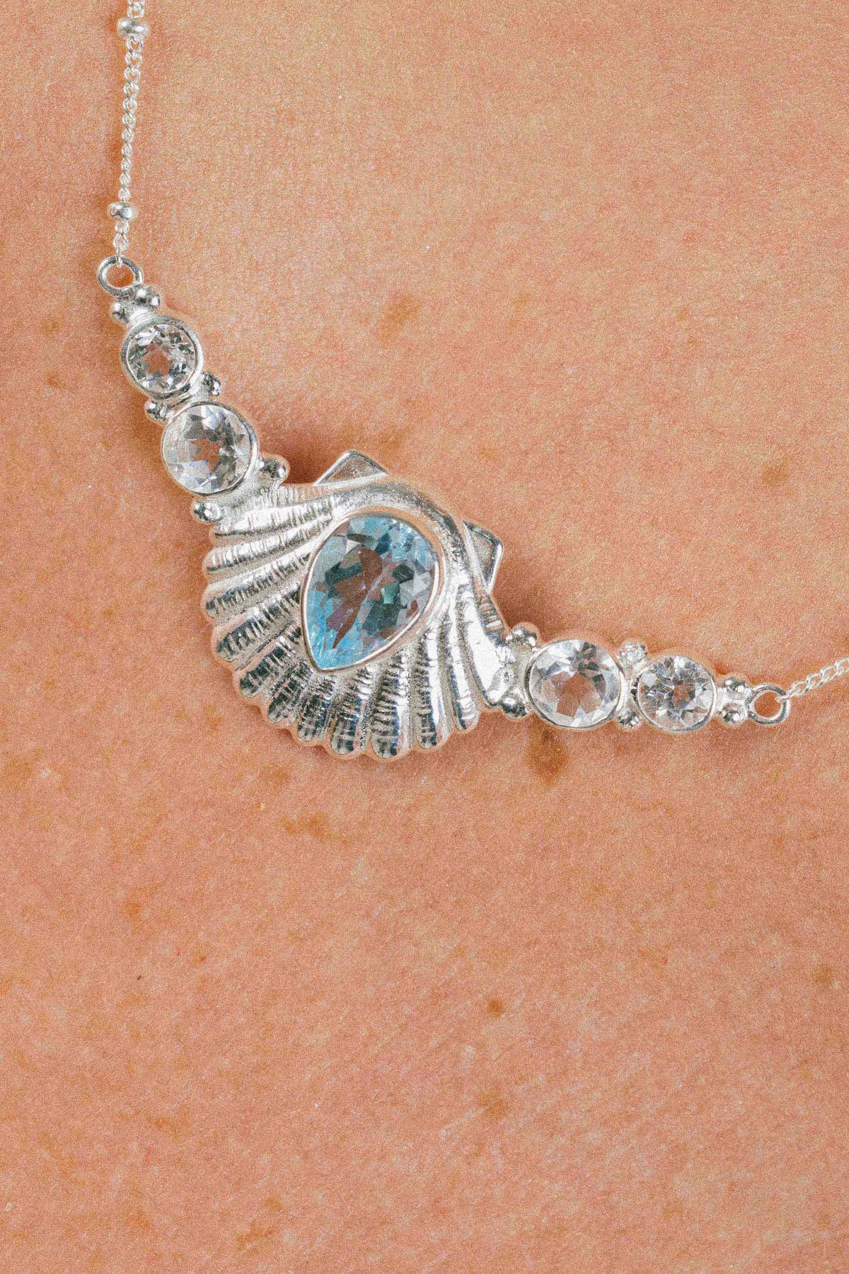 COLLAR CONMIISANKA DE PLATA DE TOPACIO BLANCO Y CELESTE