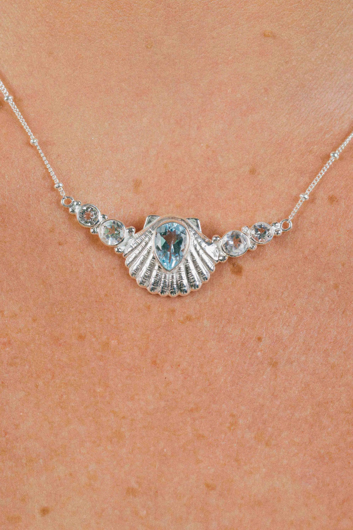 COLLAR CONMIISANKA DE PLATA DE TOPACIO BLANCO Y CELESTE