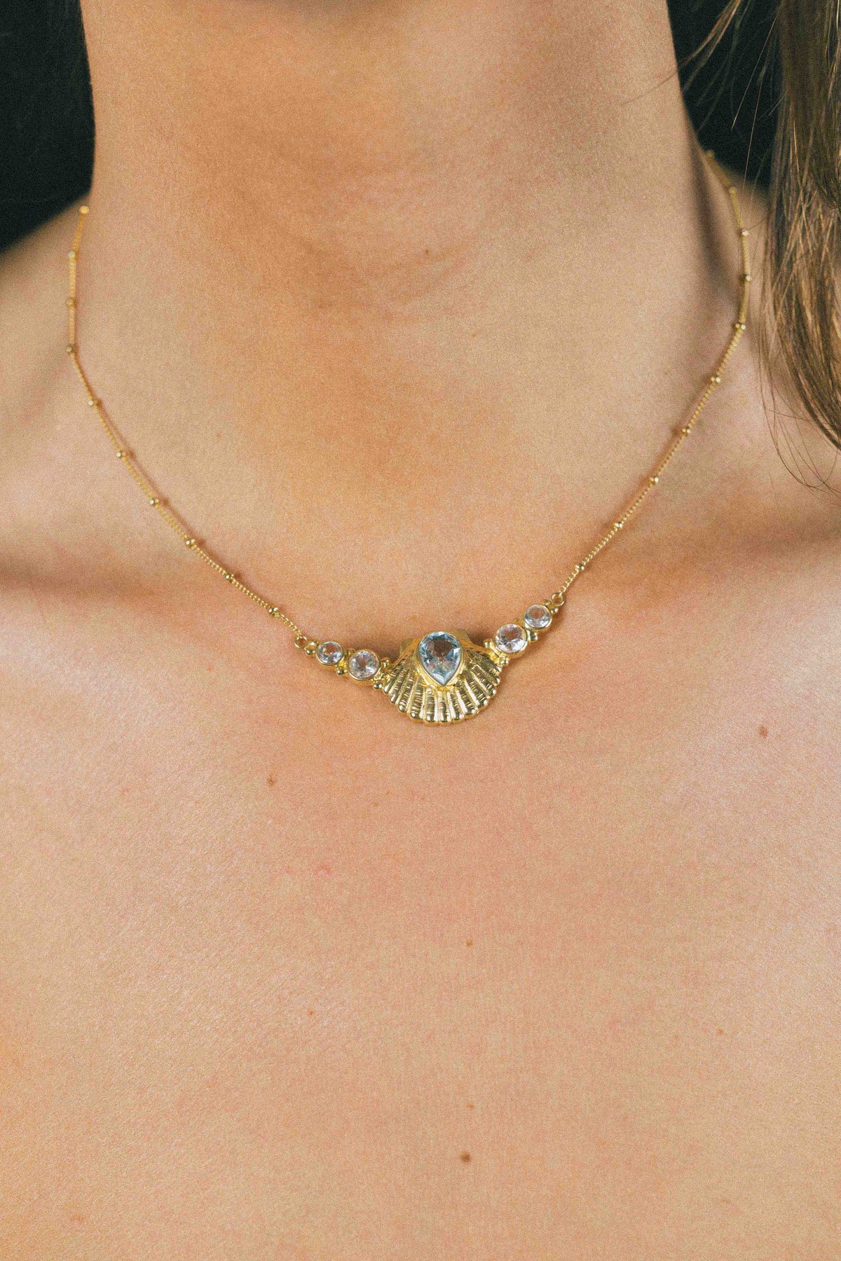 COLLAR CONMIISANKA GOLD DE TOPACIO BLANCO Y CELESTE