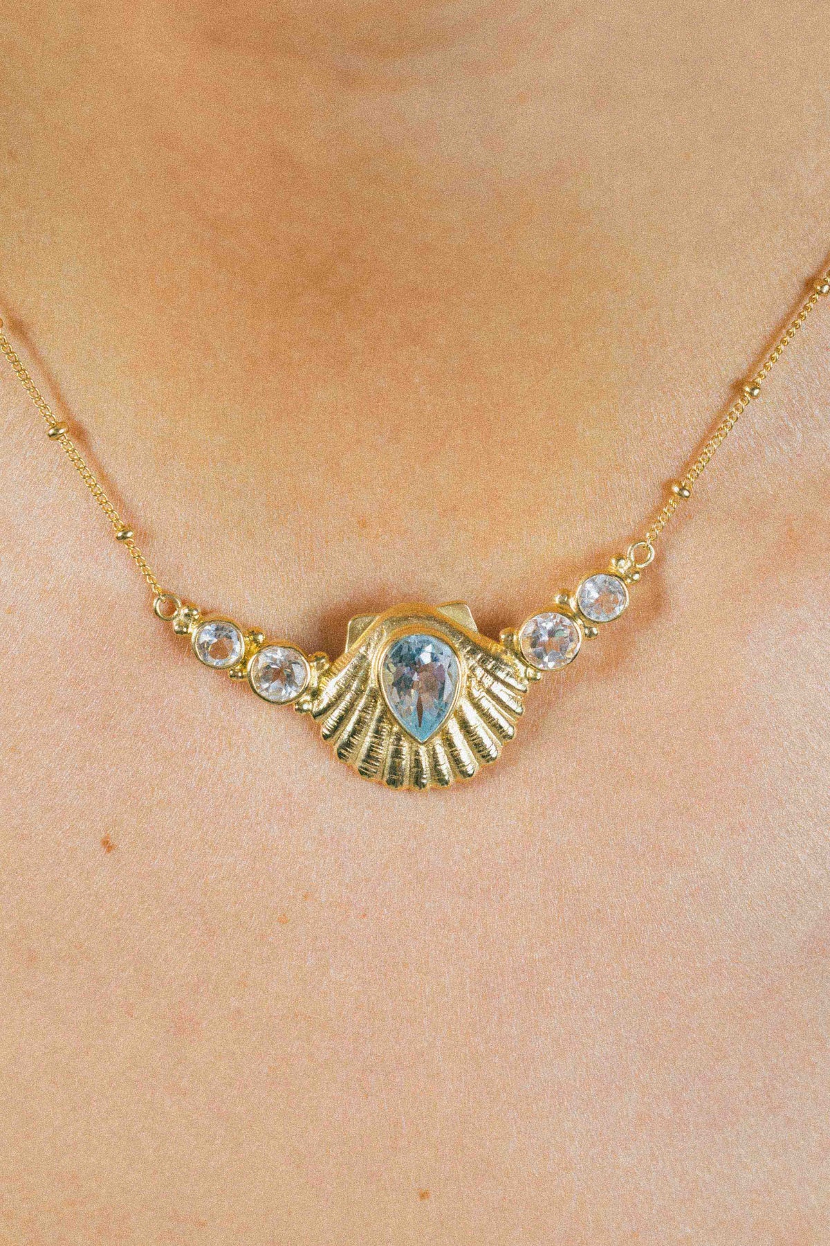 COLLAR CONMIISANKA GOLD DE TOPACIO BLANCO Y CELESTE