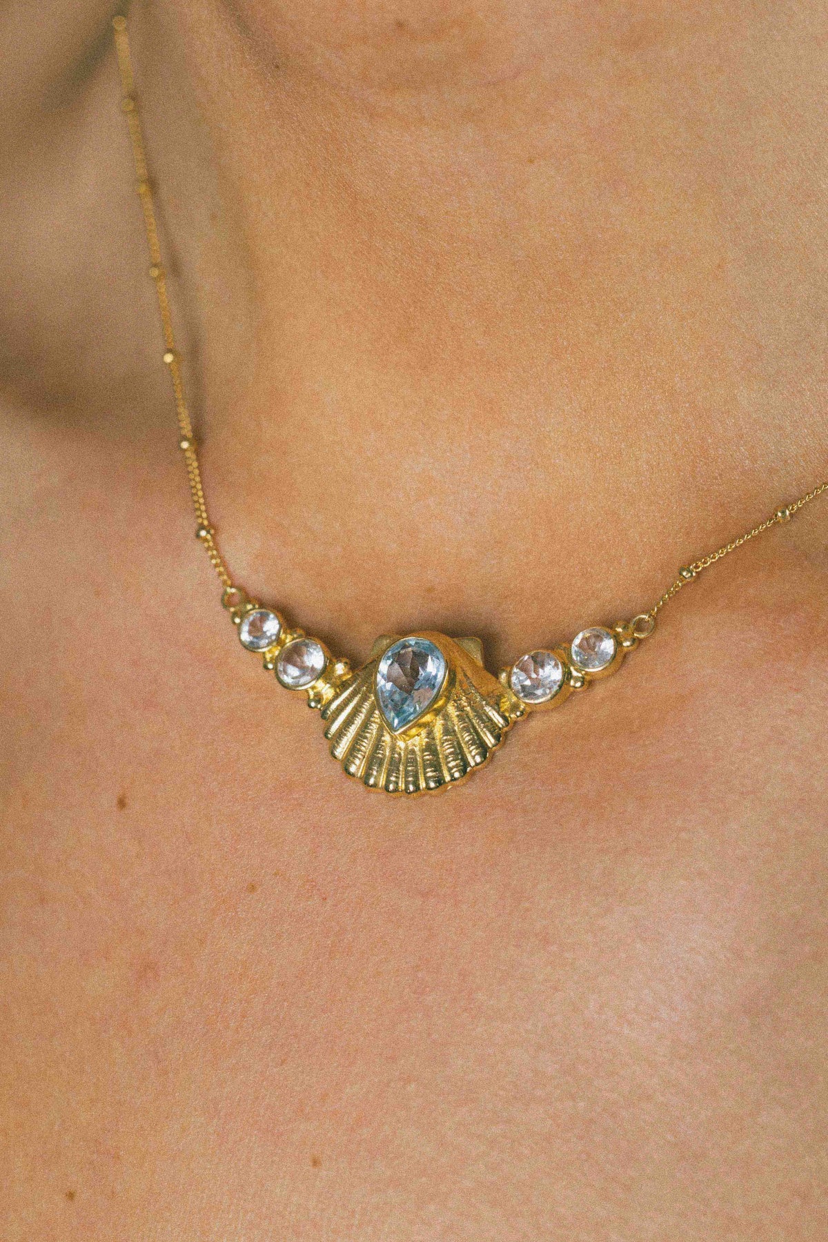 COLLAR CONMIISANKA GOLD DE TOPACIO BLANCO Y CELESTE