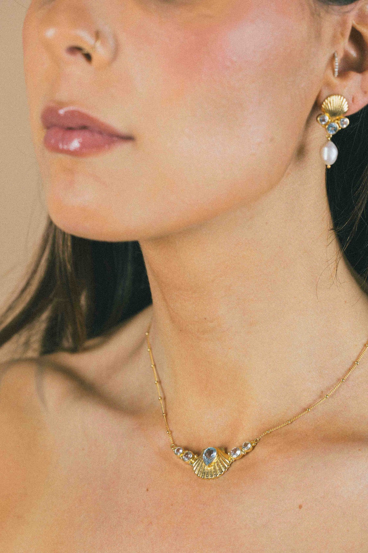 COLLAR CONMIISANKA GOLD DE TOPACIO BLANCO Y CELESTE