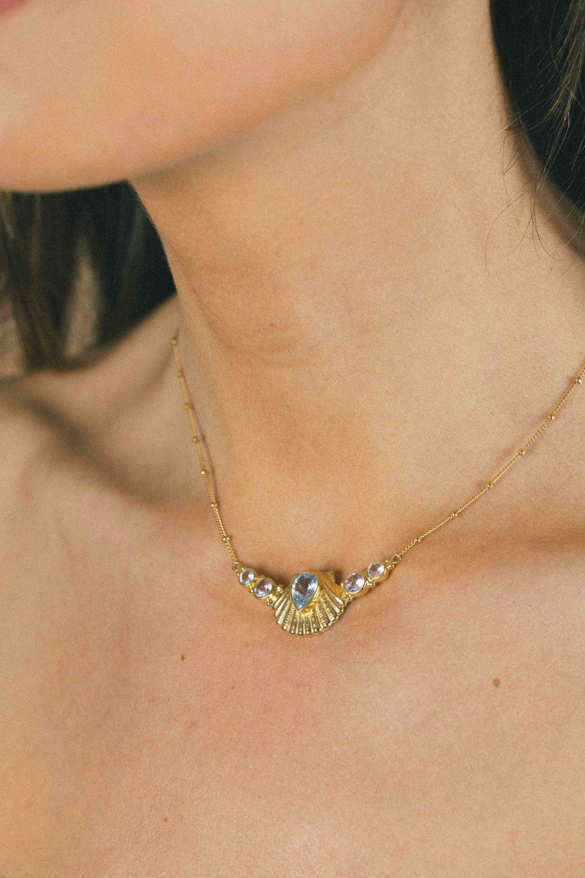 COLLAR CONMIISANKA GOLD DE TOPACIO BLANCO Y CELESTE