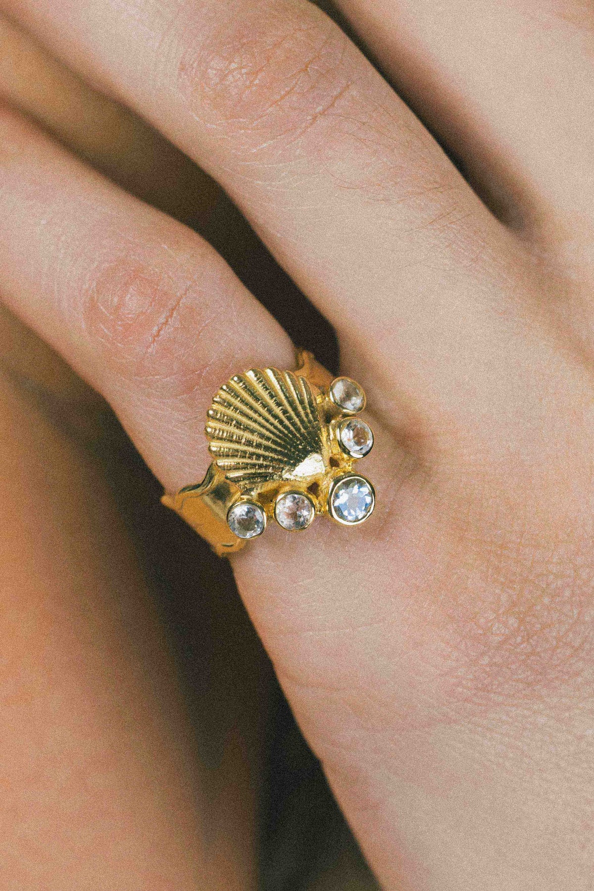 ANILLO CONMIISANKA GOLD DE TOPACIO BLANCO Y CELESTE