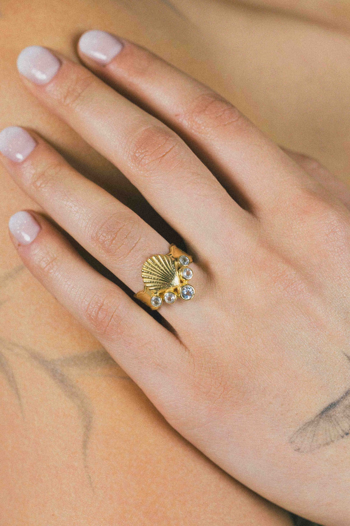 ANILLO CONMIISANKA GOLD DE TOPACIO BLANCO Y CELESTE