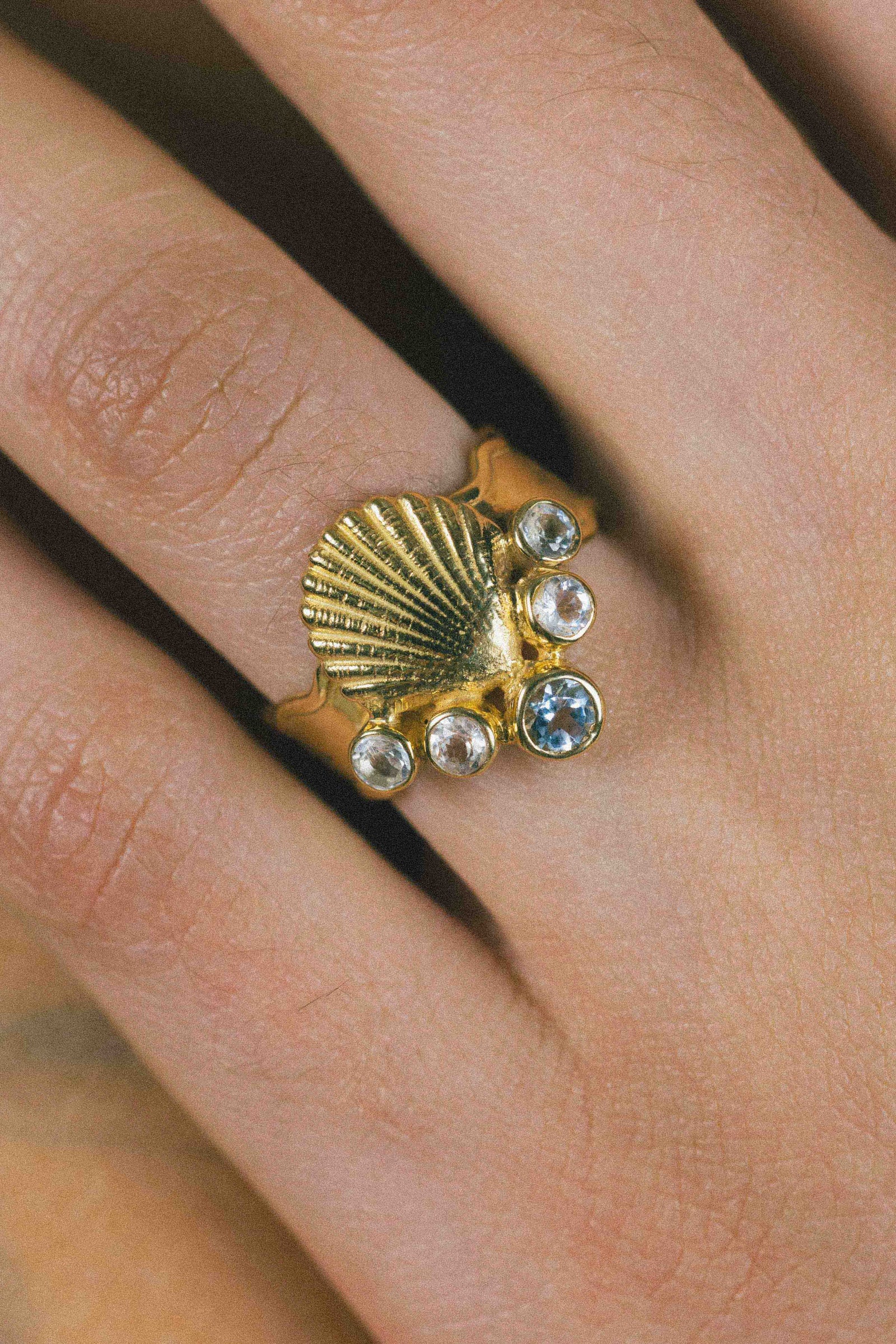 ANILLO CONMIISANKA GOLD DE TOPACIO BLANCO Y CELESTE