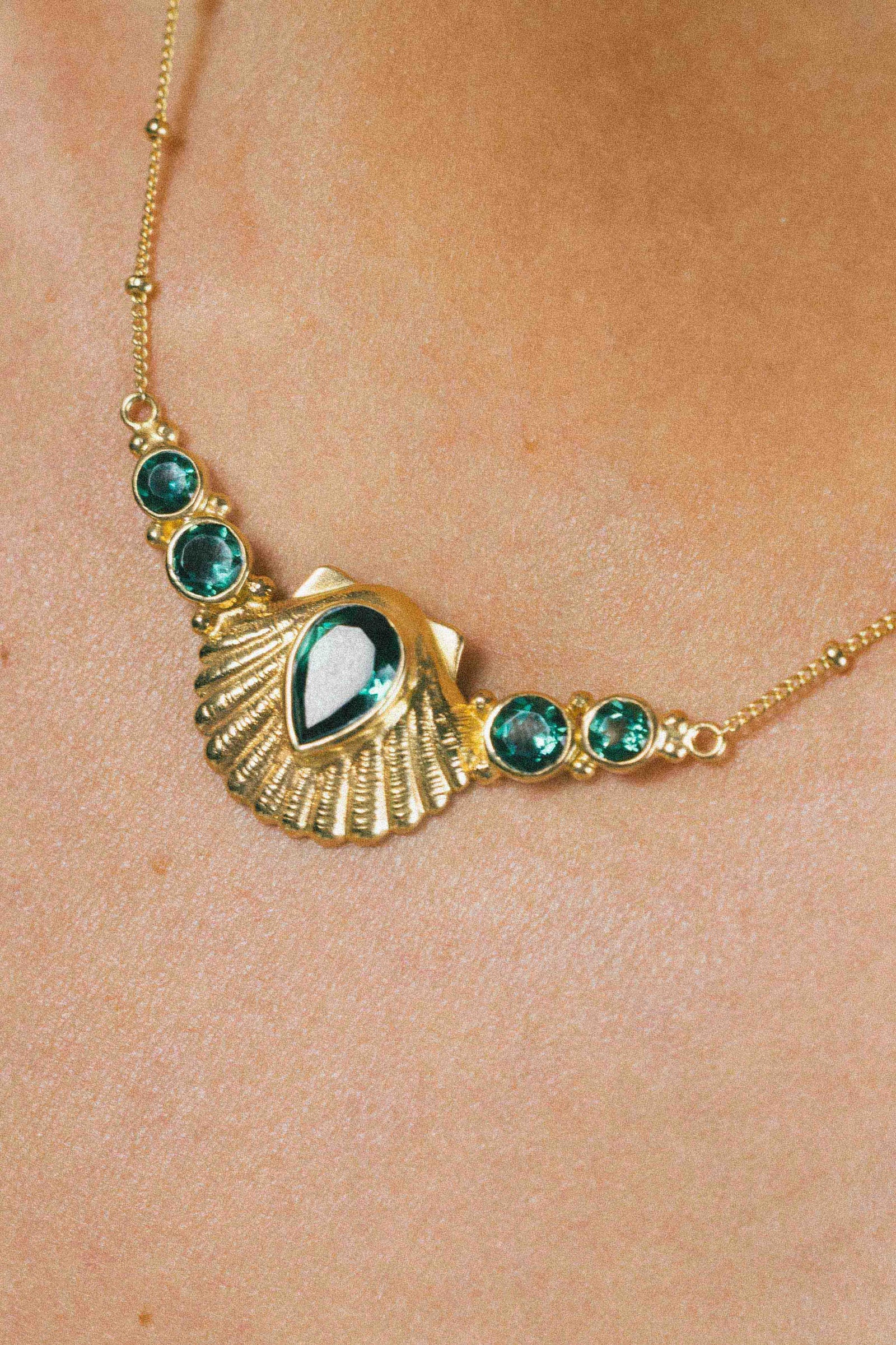 COLLAR CONMIISANKA GOLD DE CUARZO VERDE