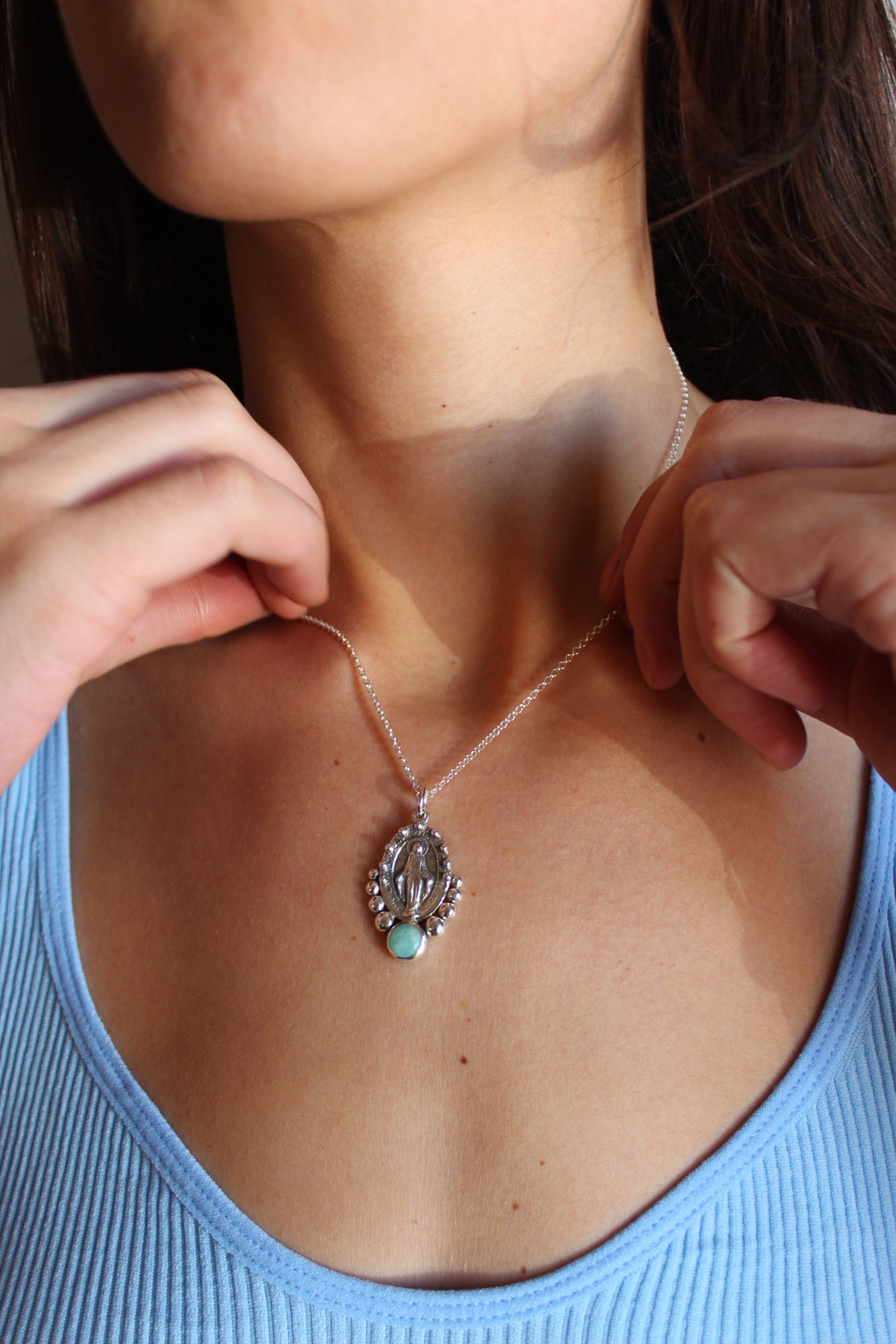 Collar Virgen de los rayos  “M” en Amazonita