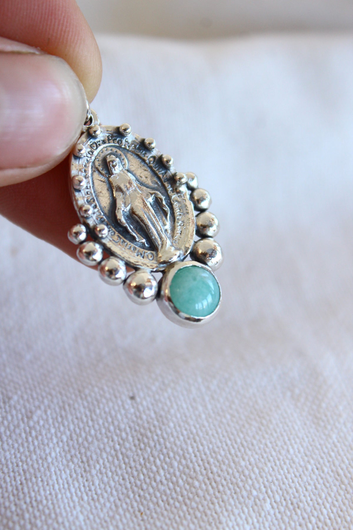 Collar Virgen de los rayos  “M” en Amazonita