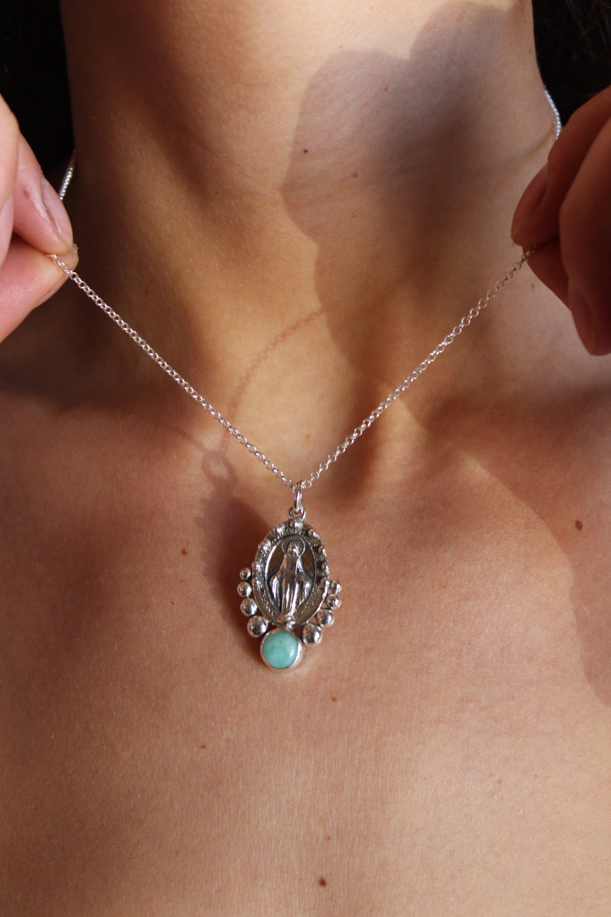 Collar Virgen de los rayos  “M” en Amazonita