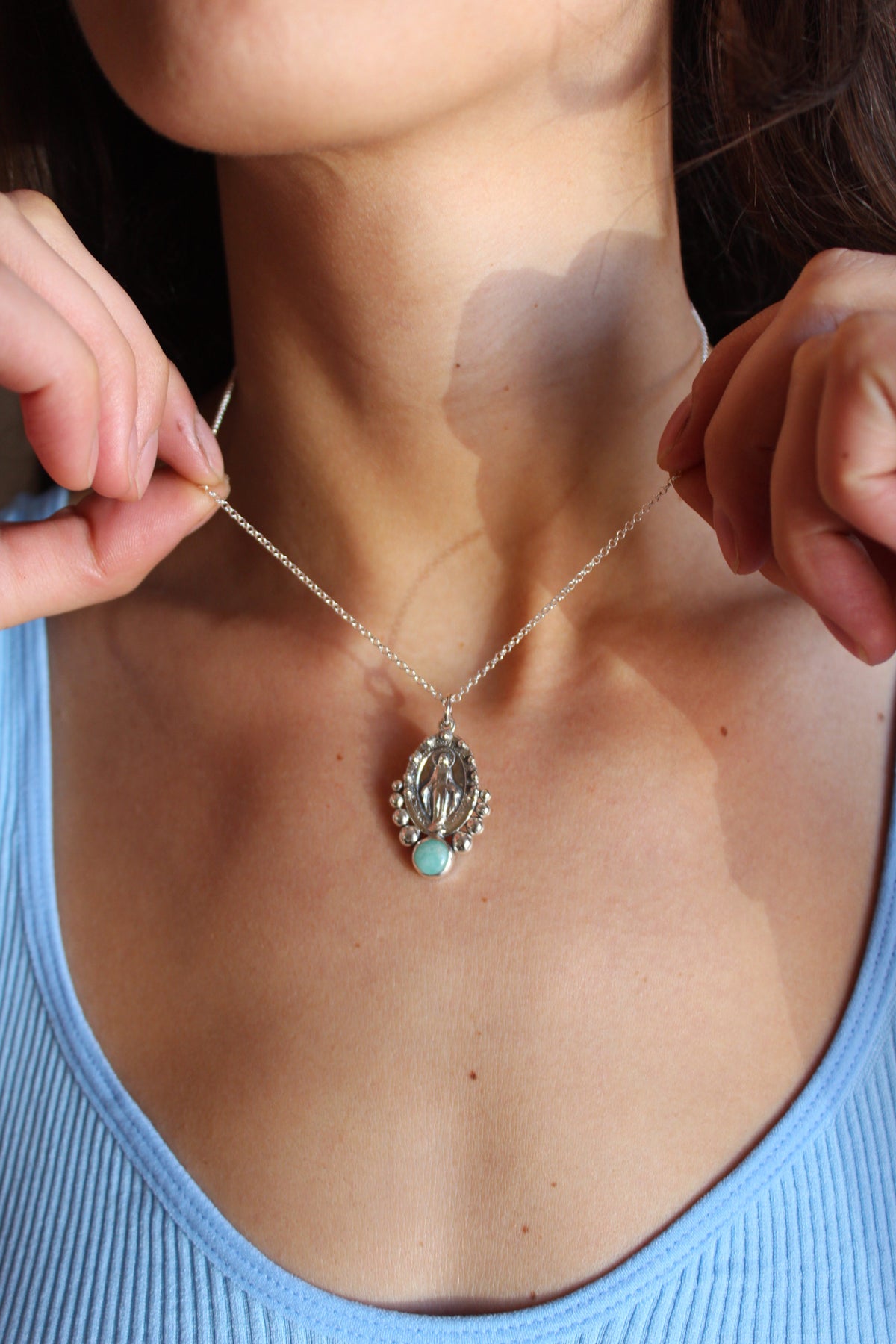 Collar Virgen de los rayos  “M” en Amazonita