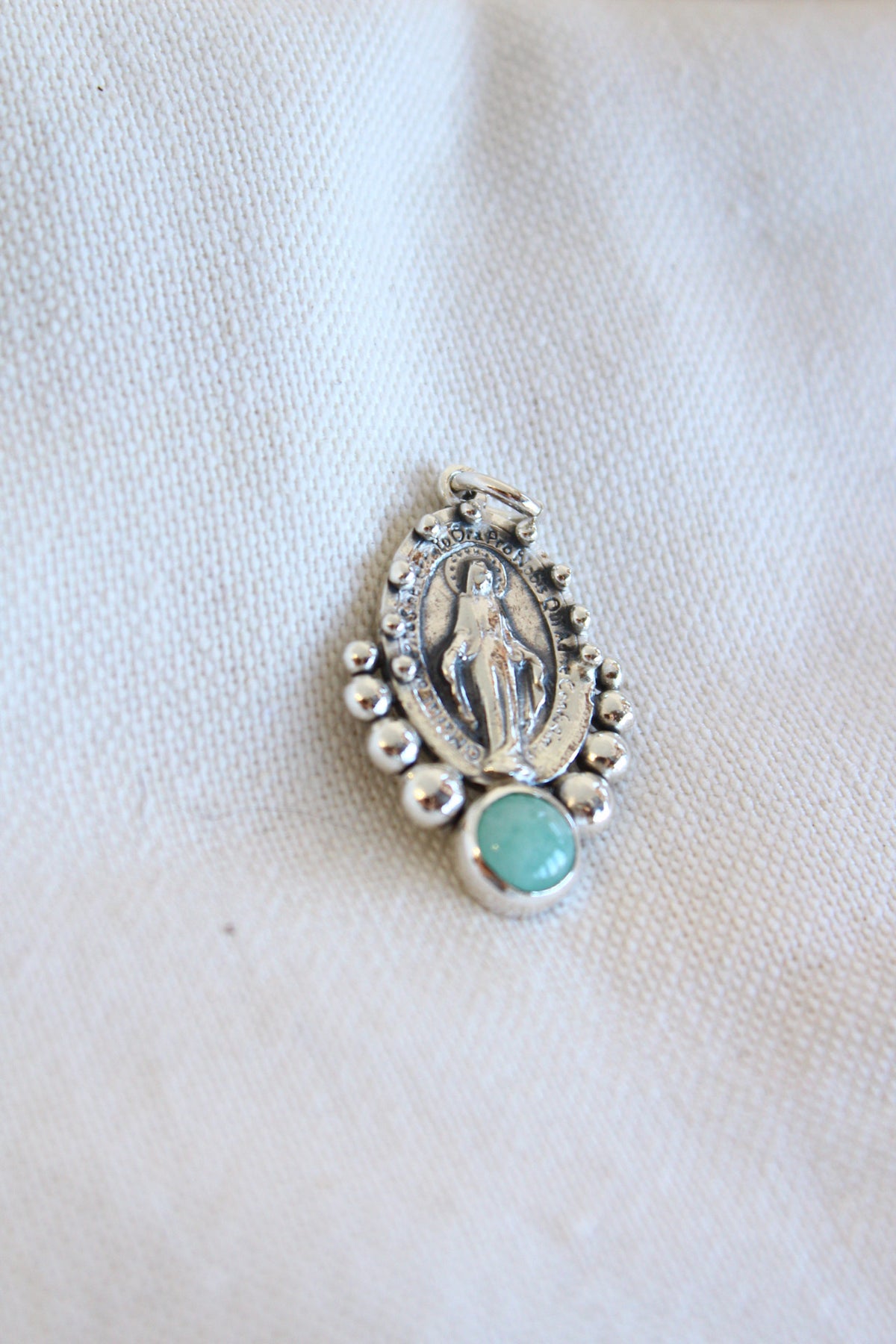 Collar Virgen de los rayos  “M” en Amazonita