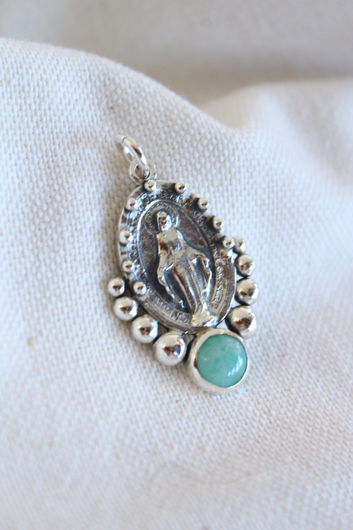 Collar Virgen de los rayos  “M” en Amazonita