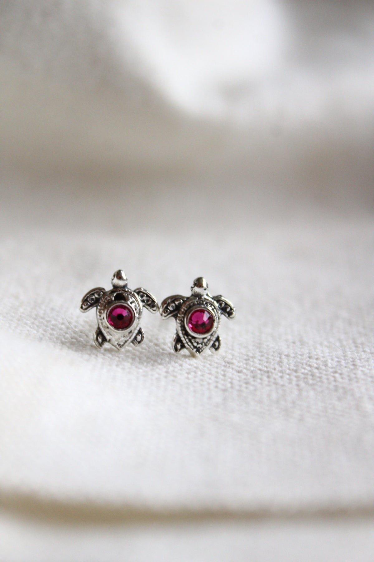 Aros tortu petit cristal fucsia