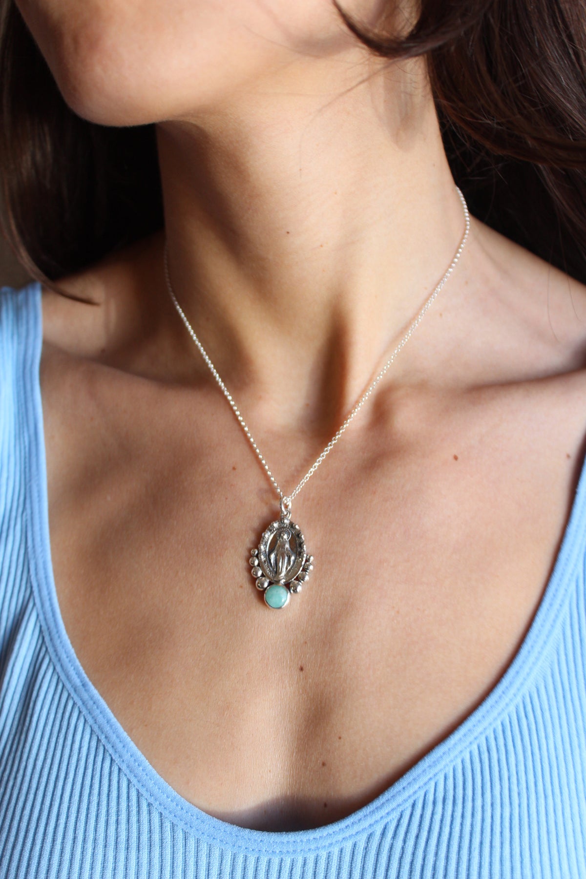 Collar Virgen de los rayos  “M” en Amazonita