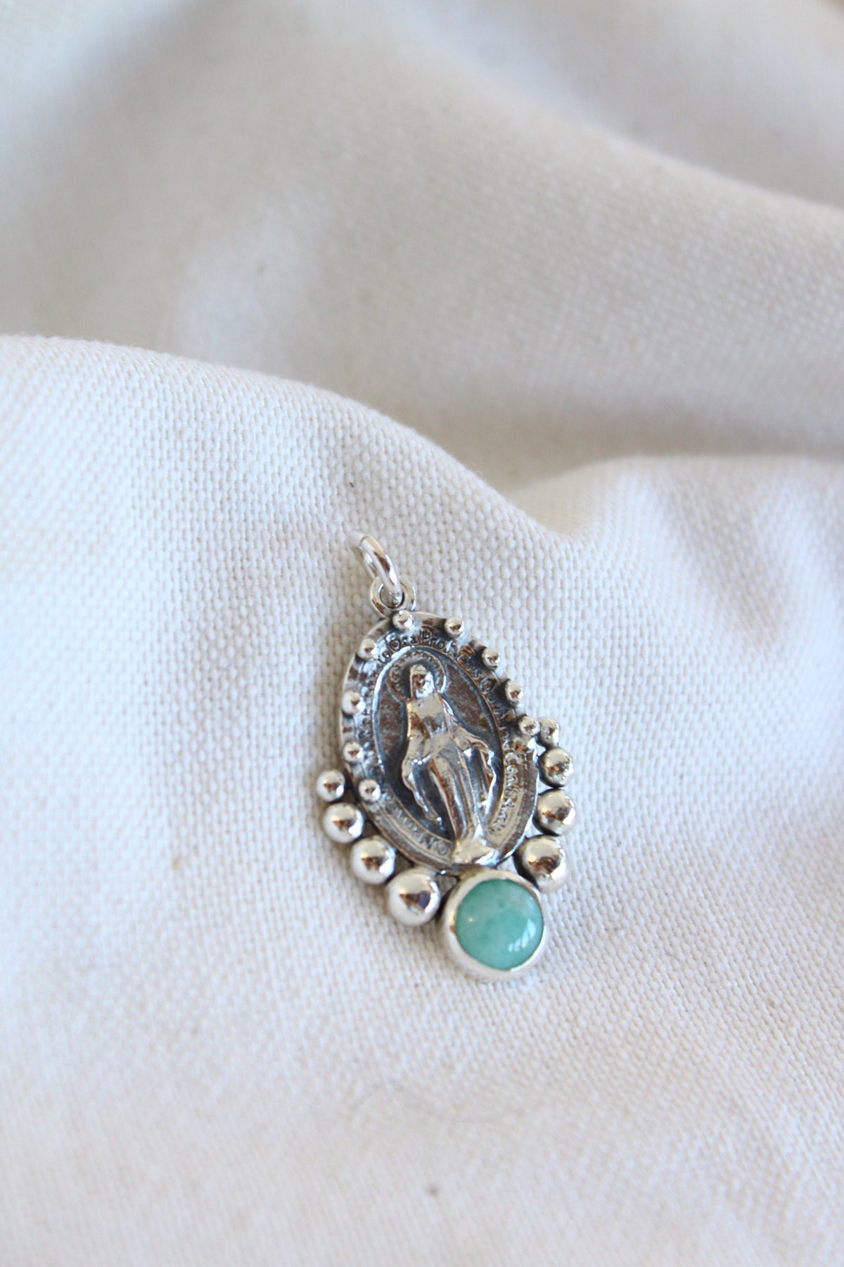 Collar Virgen de los rayos  “M” en Amazonita