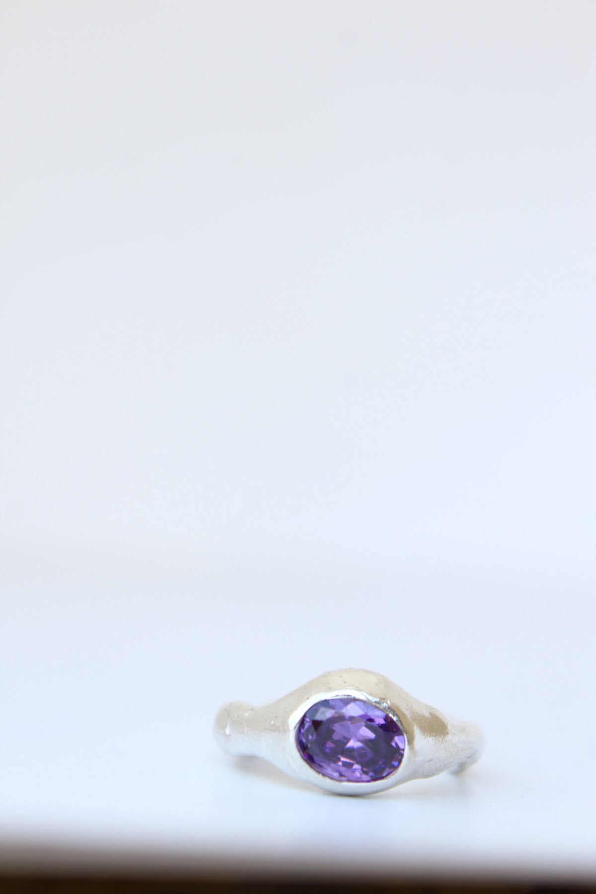 Haz de luz oval morado