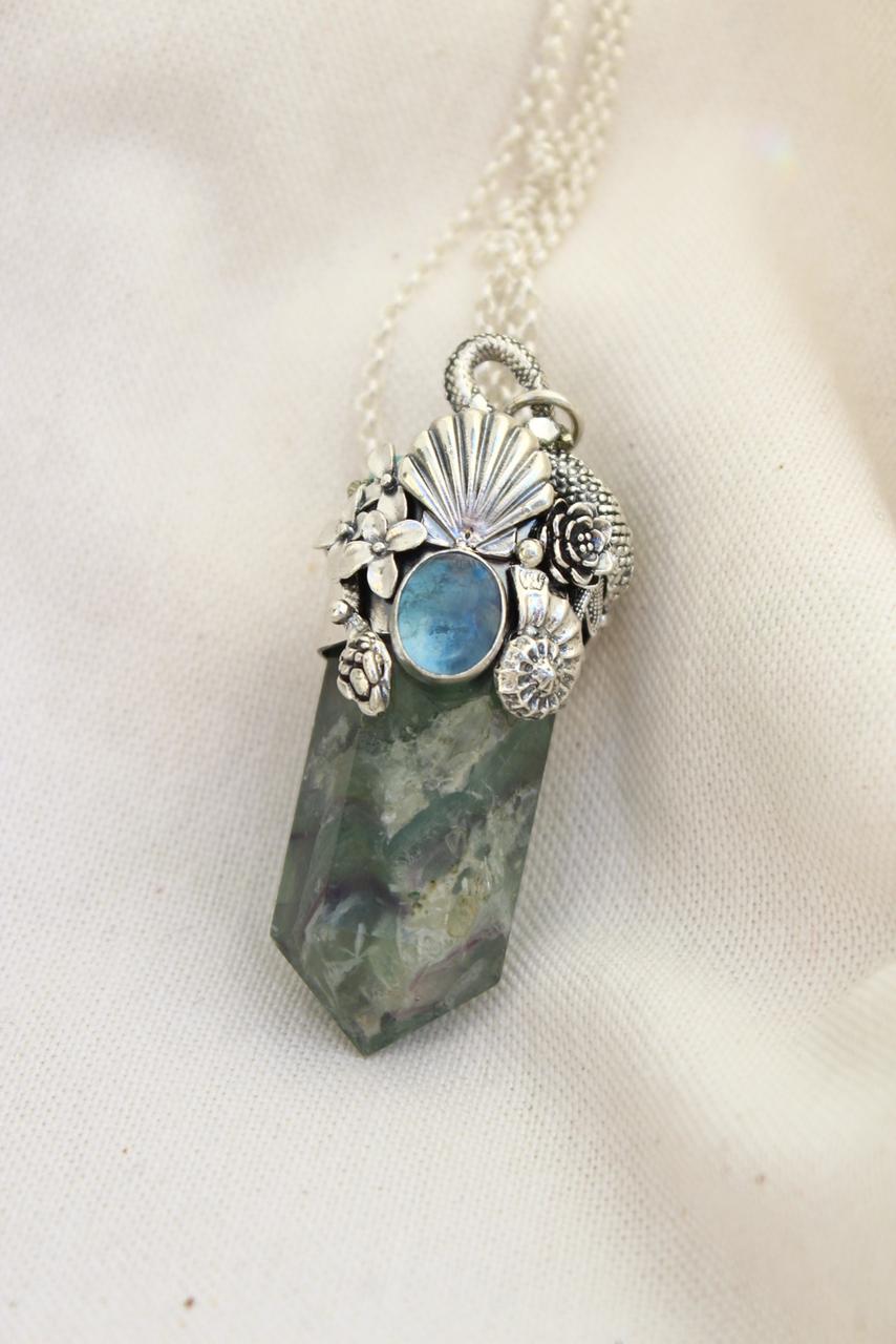 Amuleto Kundalini Las flores entre conchas